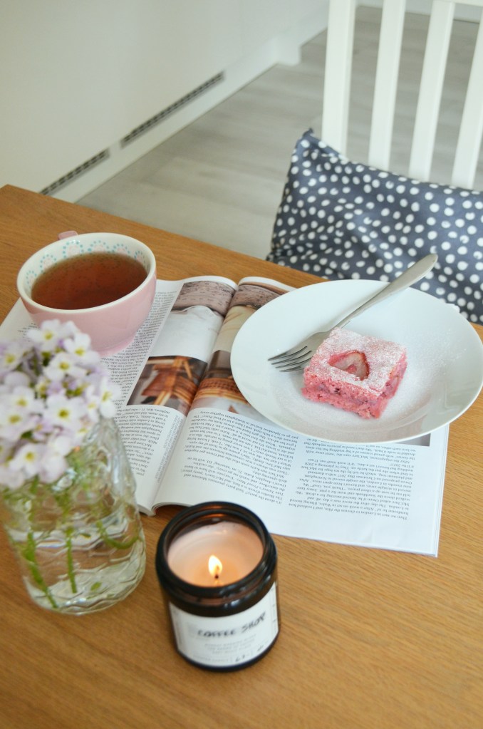 Cakes and Bakes for Mother's Day - The Cardiff Cwtch - Strawberry Picnic Cake